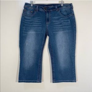 Maurices medium wash Capri jeans size 18